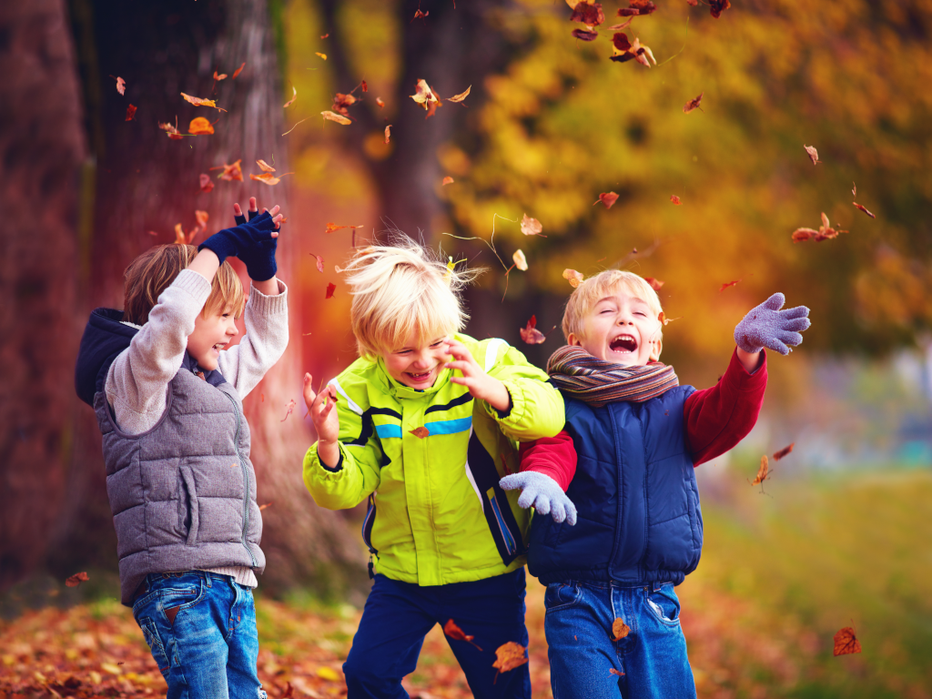 Kinder im Laub