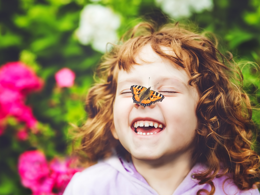 Kind mit Schmetterling auf der Nase